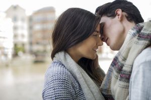 זוג מתנשק על רקע עירוני